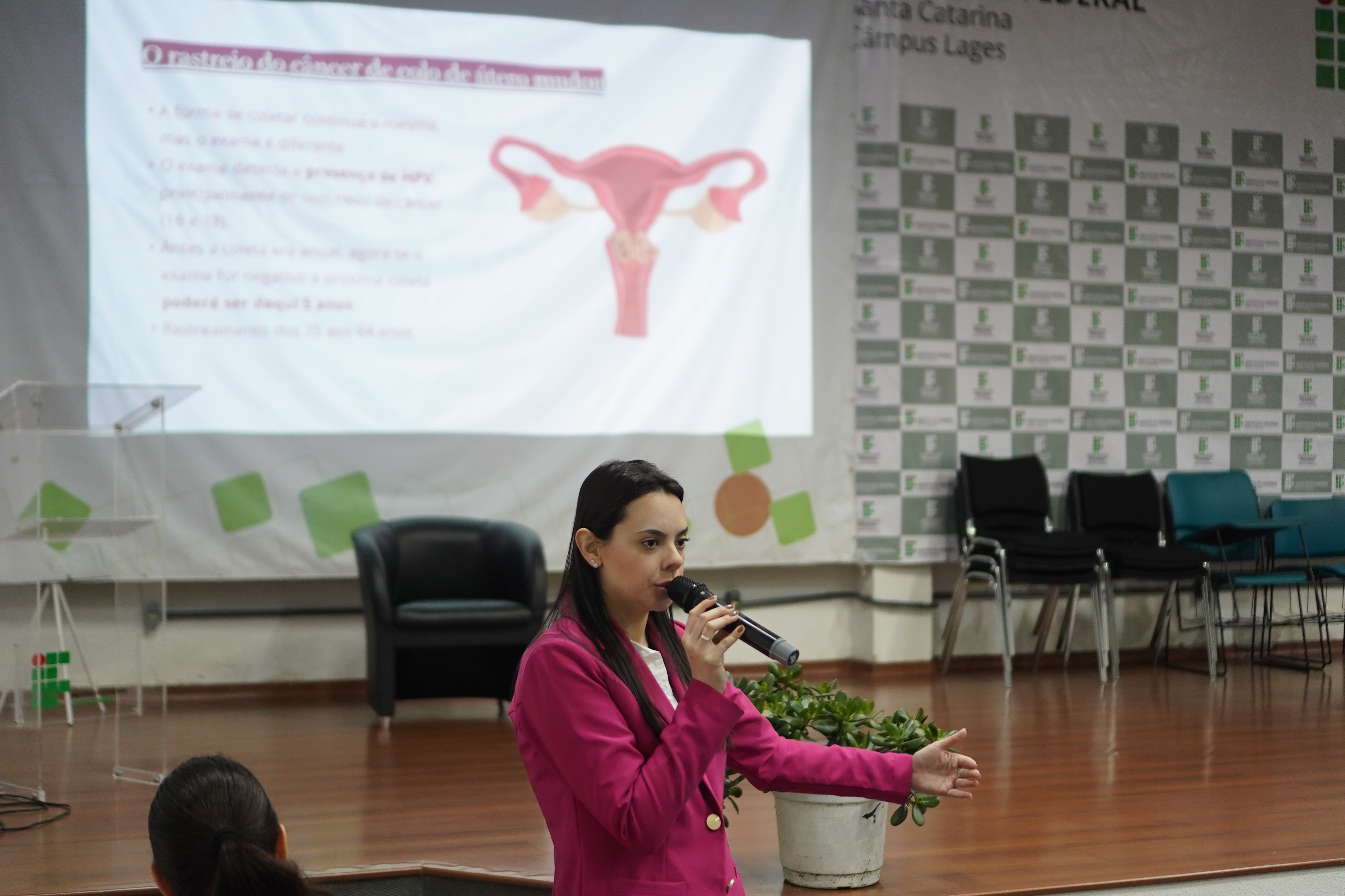 A médica Ana Caroline Medeiros da Silva durante palestra sobre prevenção e autocuidado na saúde da mulher, realizada no auditório do IFSC Câmpus Lages.